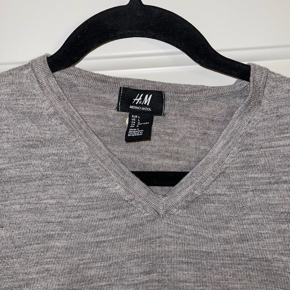 H&M Merino Wool Mens V-Neck sweater - L